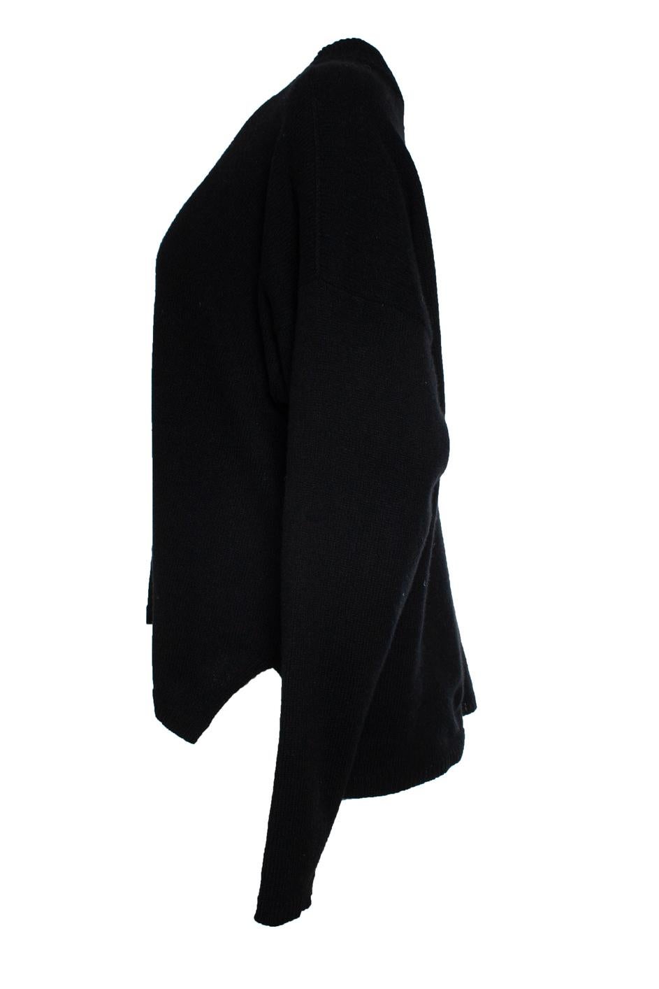 Rick Owens, Strobe FW22 black sweater. The item is in good condition.


CONDITION: good condition

SIZE: M

MEASUREMENTS: length 64 cm, width 62 cm, waist 64 cm, shoulder width 60 cm, sleeve length 59 cm

MATERIAL: 97% cashmere 3% wool

CARE: hand