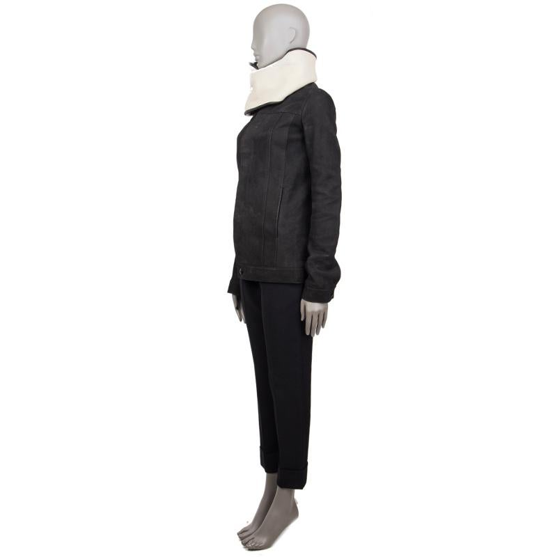 100% authentic Rick Owens jacket in black leather and off-white and beige shearling. With draped collar, two slit pockets on the sides, and one-button cuffs. CLoses with three buttons at the neck and concealed buttons on the front. Lined in black