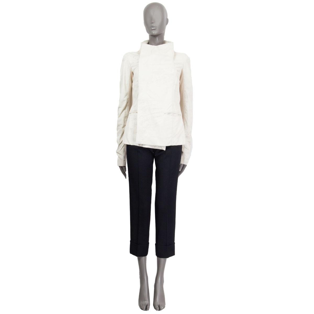 100% autentica giacca di pelle asimmetrica Rick Owens in pelle di vitello bianco sporco (100%) con un'ottica affilata. Caratterizzato da una lavorazione a coste  pannello sulle maniche e due tasche dritte. Foderato in poliammide bianco sporco (62%)