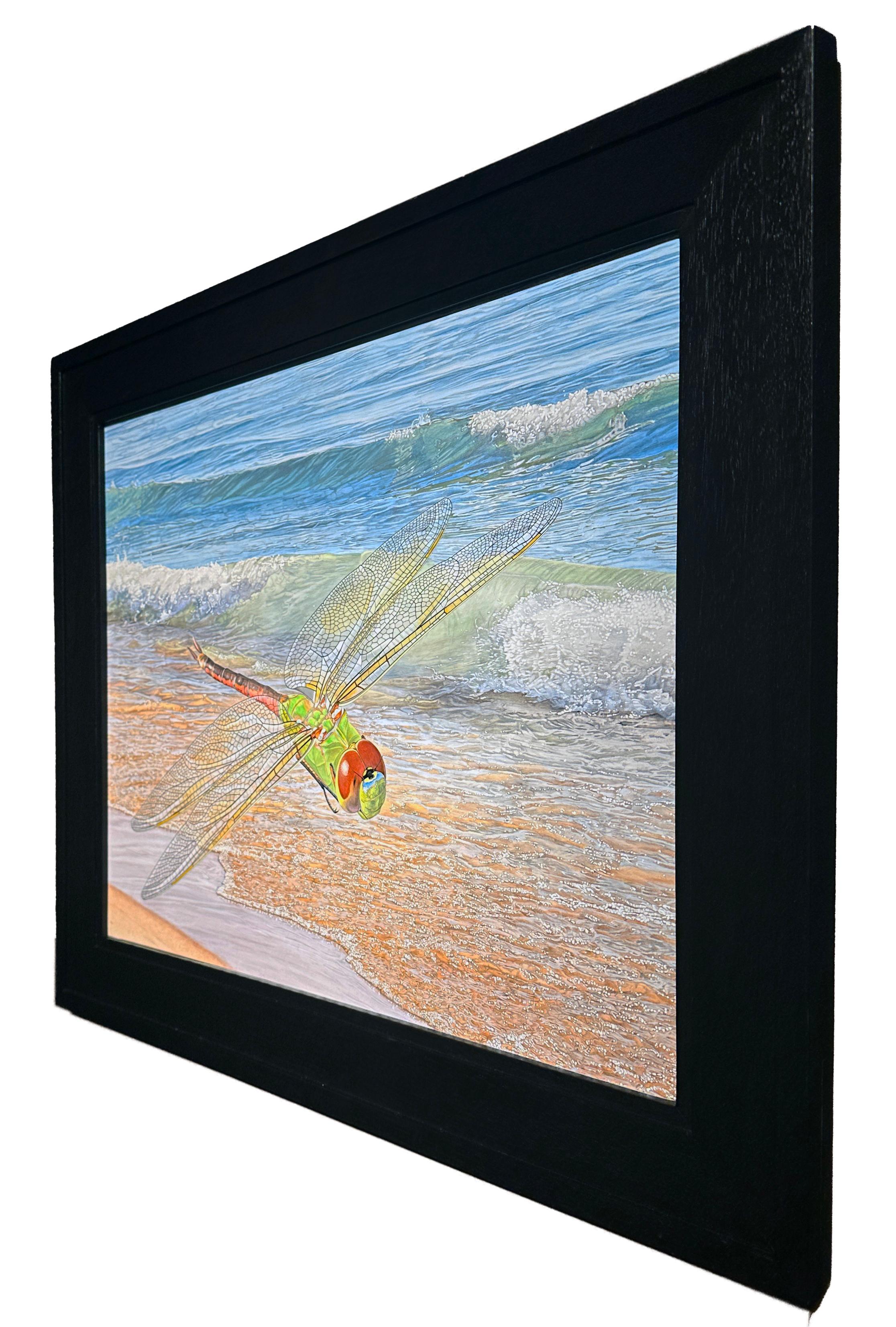 Shore Patrol - Fotorealistisches Gemälde einer Libelle, die über eine Küste schwebt im Angebot 2