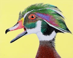 El pato de bosque sorprendido - Retrato fotorrealista de ave, fondo amarillo