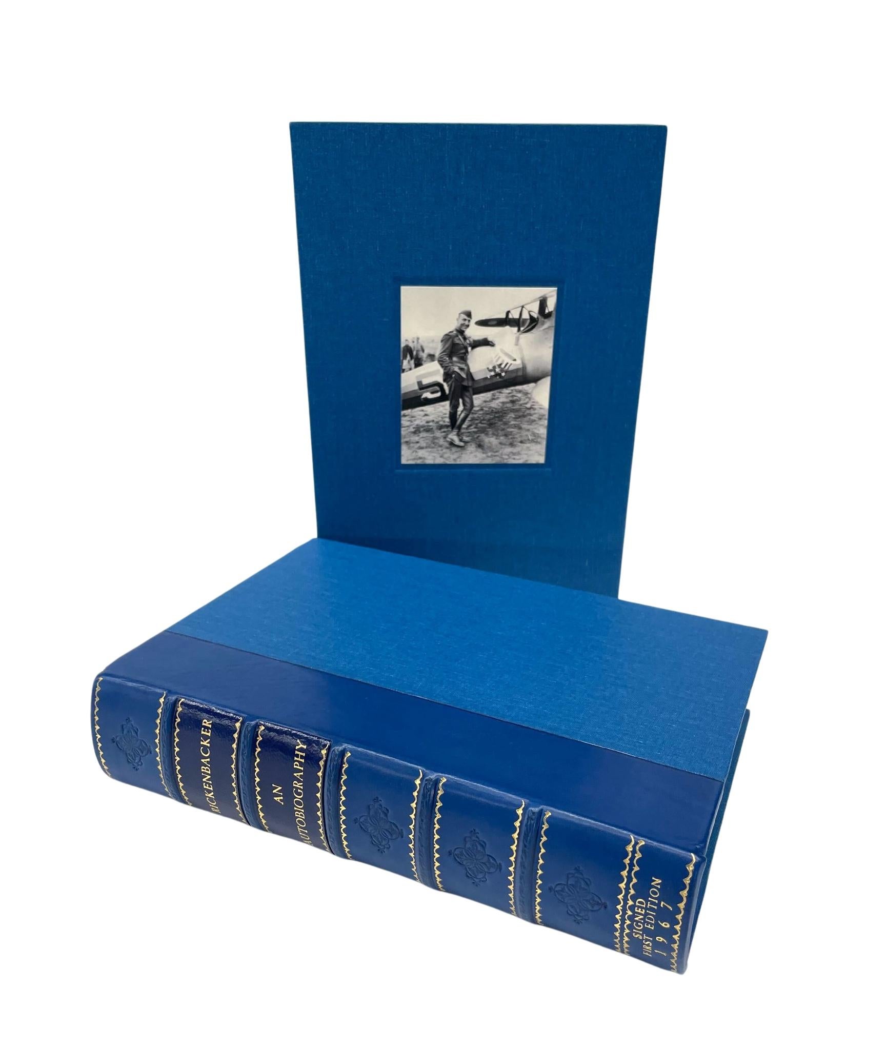 Rickenbacker, Edward. Rickenbacker : Une autobiographie. Englewood-Cliffs : Prentice-Hall Inc. 1967. Première édition, cinquième impression. Signé et daté par Rickenbacker à l'encre feutrée. Présenté relié en ¼ de cuir et planches de tissu, avec des