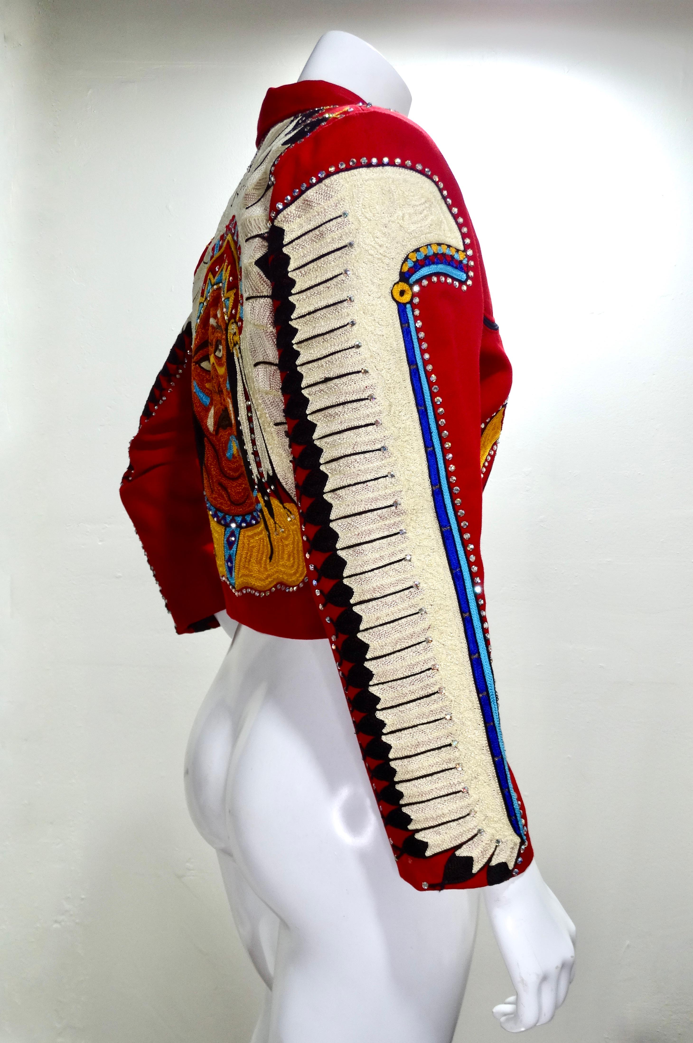Fügen Sie dieses erstaunliche Stück Ihrer Sammlung hinzu! Diese rote Kurzjacke im Western-Stil aus den späten 1990er/2000er Jahren zeigt auf dem Rücken ein detailliertes:: mit Swarovski-Kristallen verziertes Kettenstich-Motiv eines indianischen
