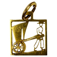 Rickshaw Quadratischer Charm-Anhänger aus 18 Karat Gelbgold