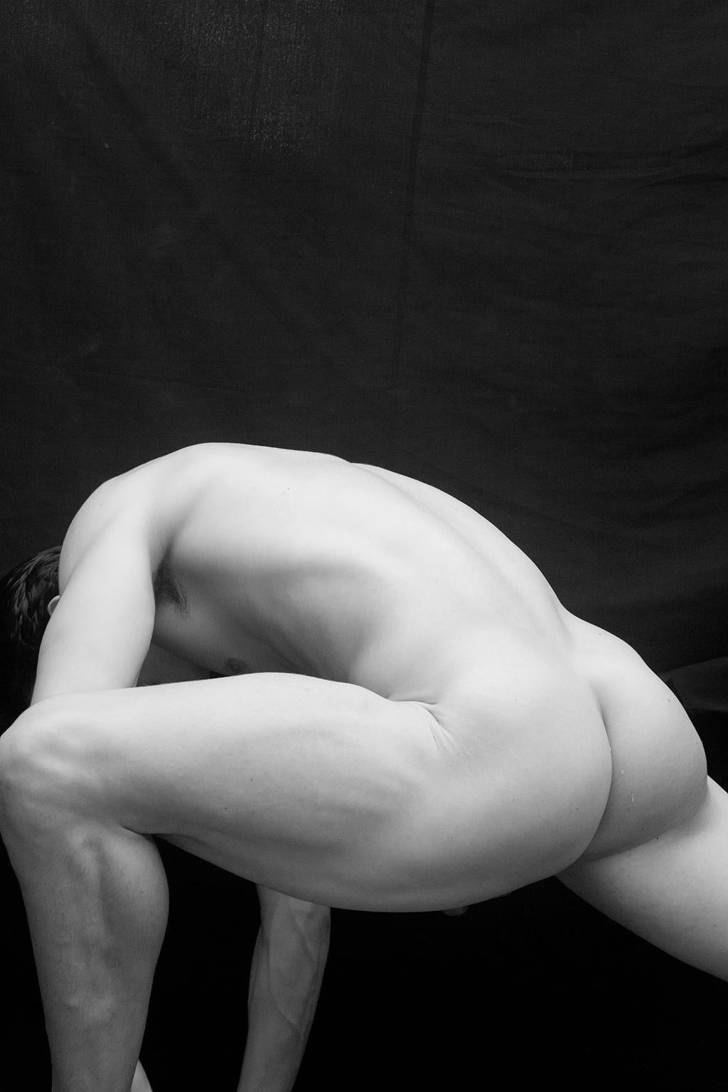 Ricky Cohete Nude Photograph – Acto Tres, Acto Uno, Serie. Männlicher Akt Schwarz-Weiß-Fotografie