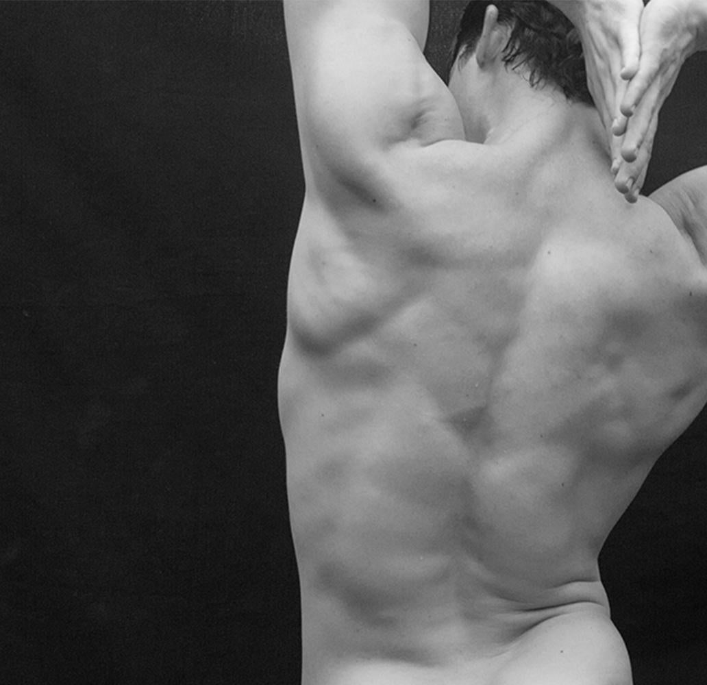 Alas Dos, Acto Uno, Série. Photographie de nu masculin en édition limitée en noir et blanc - Noir Nude Photograph par Ricky Cohete