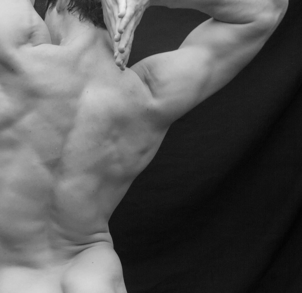 Alas Dos, Acto Uno, Serie. Männlicher Akt Limitierte Auflage Schwarz-Weiß-Fotografie (Moderne), Photograph, von Ricky Cohete