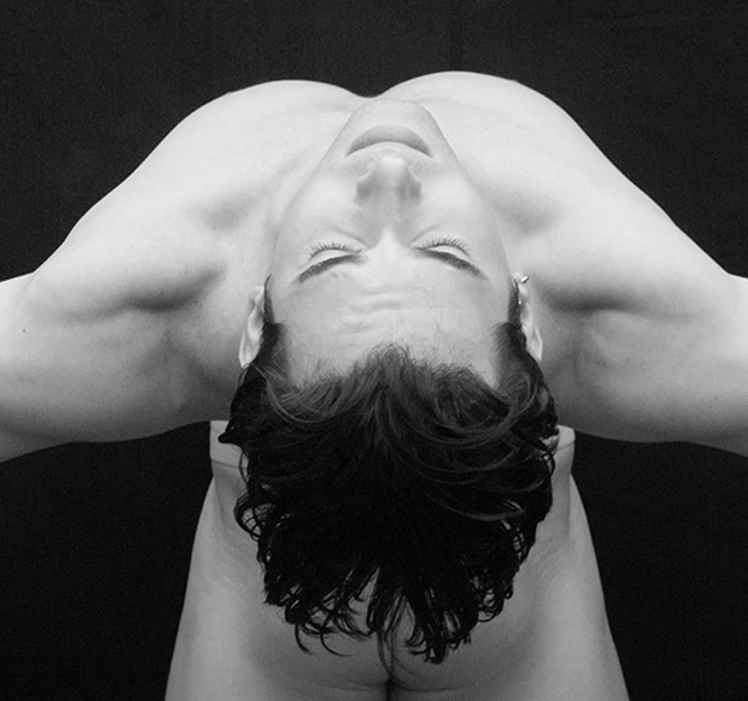 Alas, Acto Uno, Serie. Nudo maschile, fotografia in bianco e nero in edizione limitata - Photograph Moderno di Ricky Cohete
