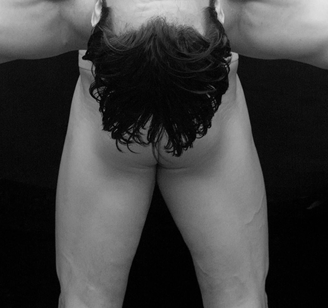 Alas, Acto Uno, Serie. Nudo maschile, fotografia in bianco e nero in edizione limitata - Black and White Photograph Nero di Ricky Cohete