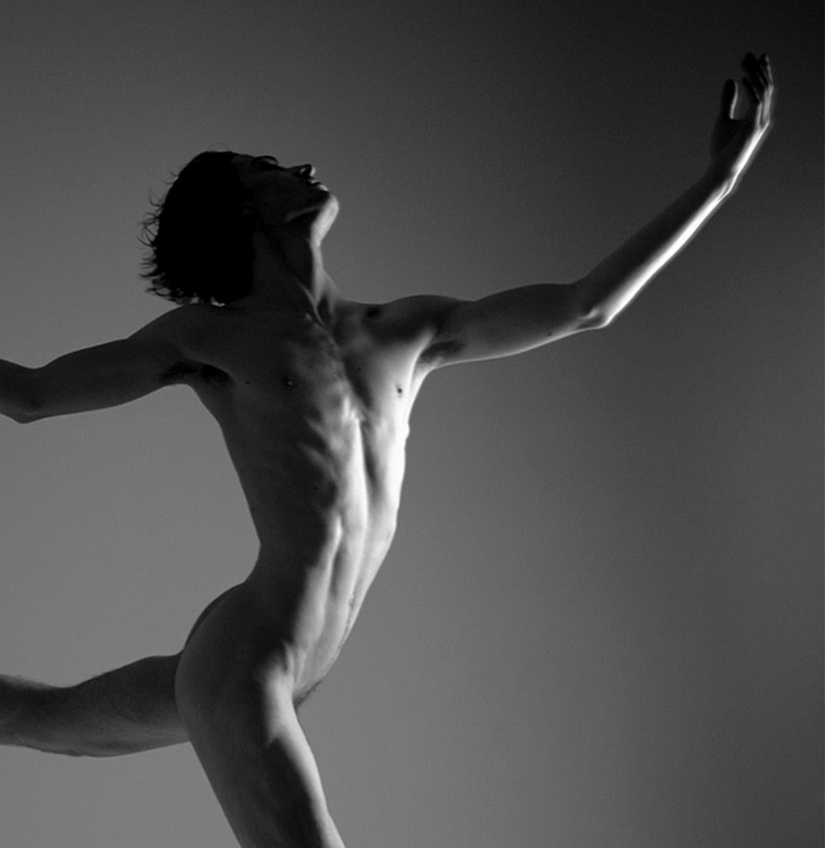 Apertura. Der Bailarín, Serie. Männlicher Nackttänzer. Schwarz-Weiß-Fotografie – Photograph von Ricky Cohete