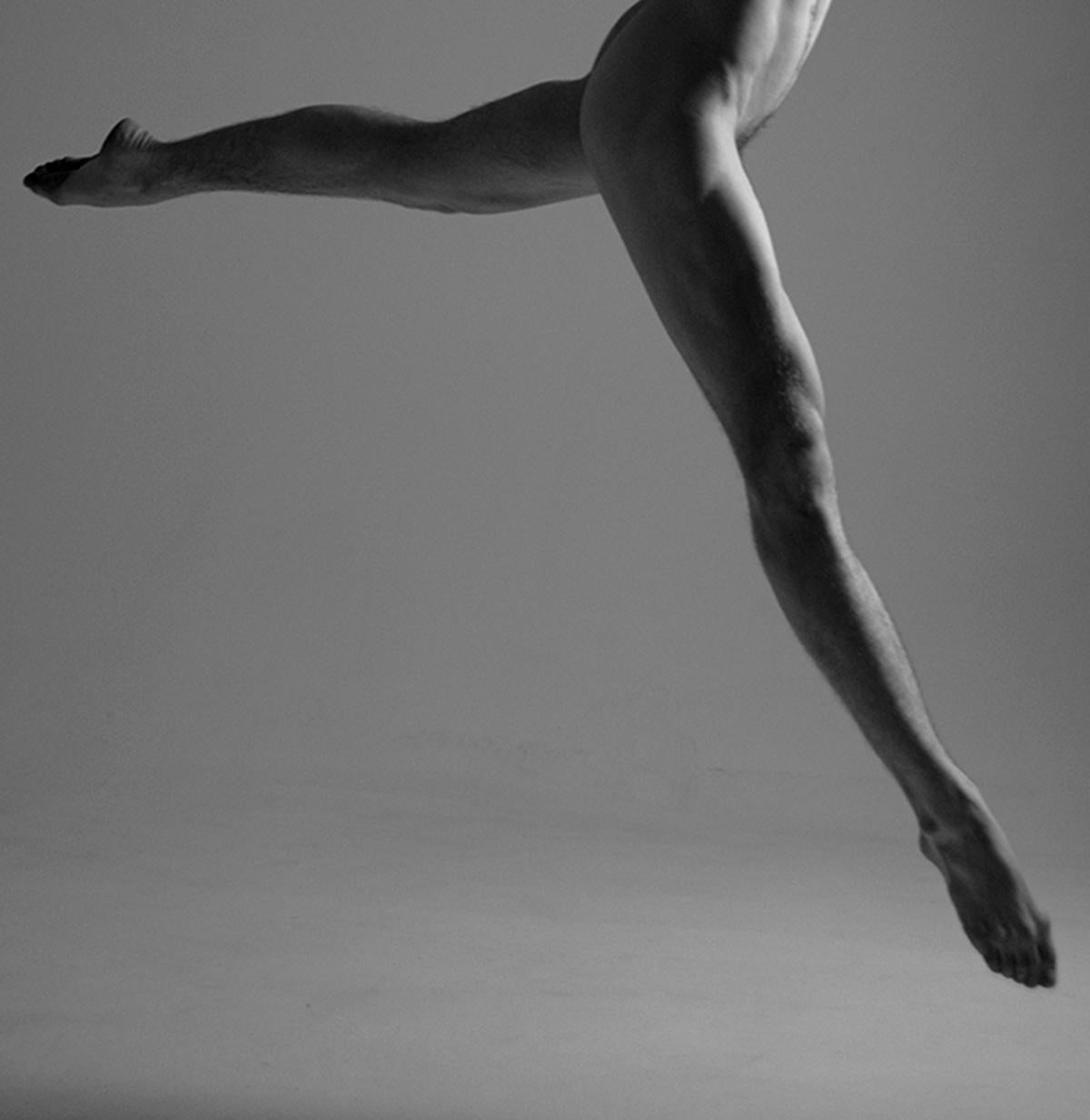 Apertura. The Bailarín, series. Male Nude dancer. Black & White photograph - Modern Photograph by Ricky Cohete