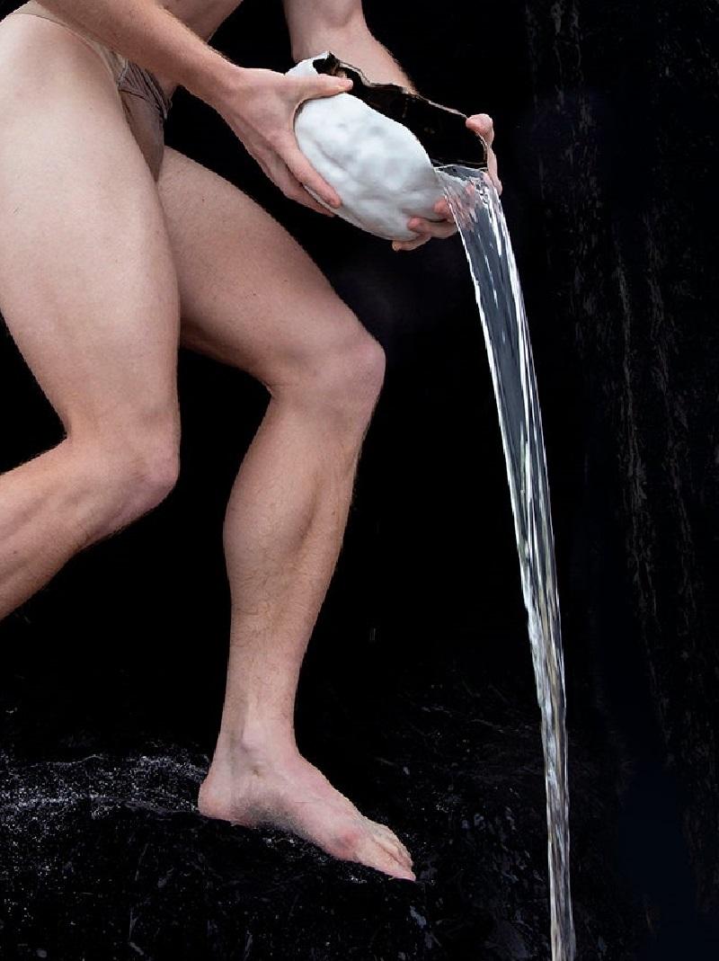 Wassermann, Nackt. Farbfotografie in limitierter Auflage (Schwarz), Color Photograph, von Ricky Cohete