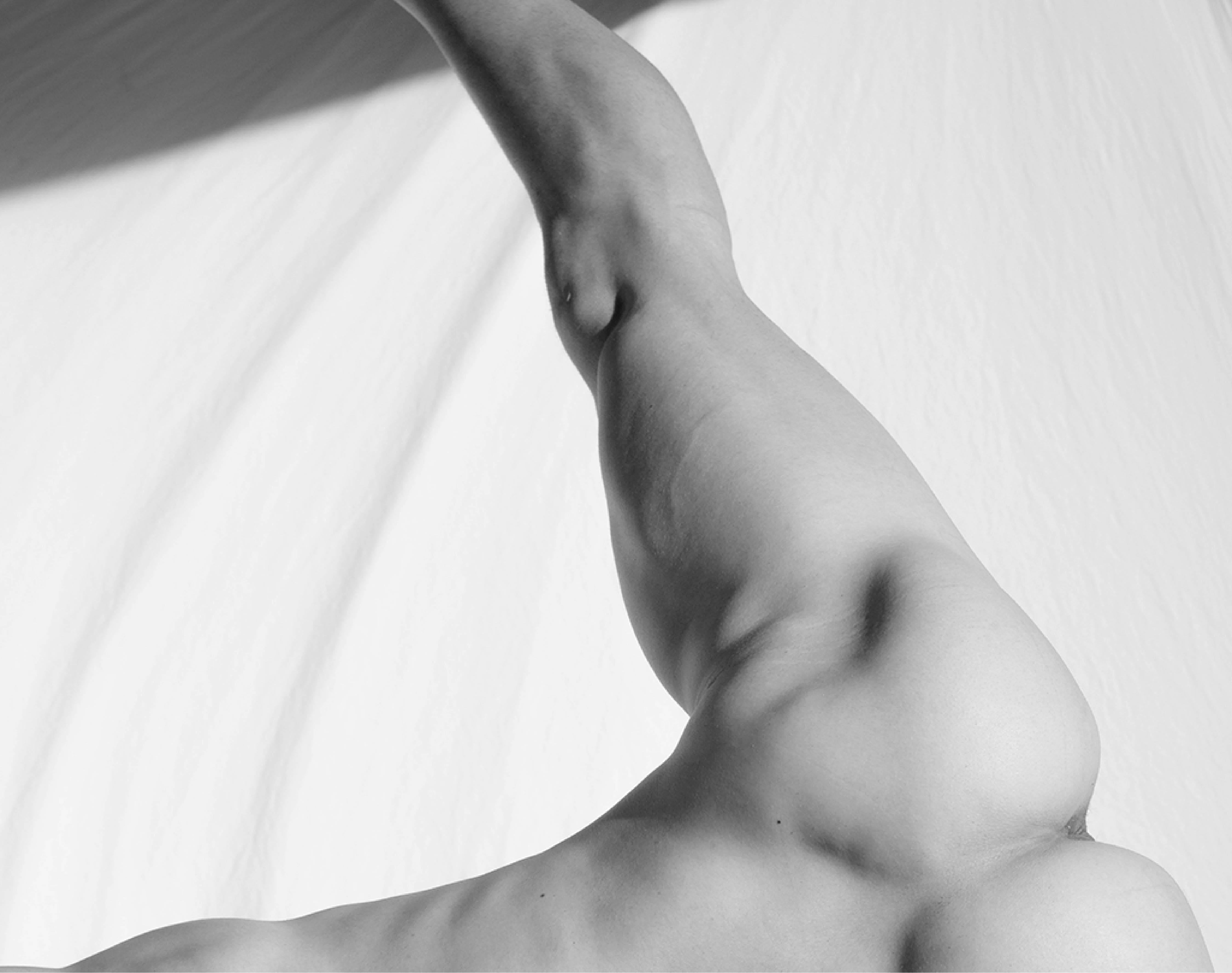 Arco. Espiral, serie. Nudo maschile. Fotografia in edizione limitata in bianco e nero. - Black and White Photograph Grigio di Ricky Cohete