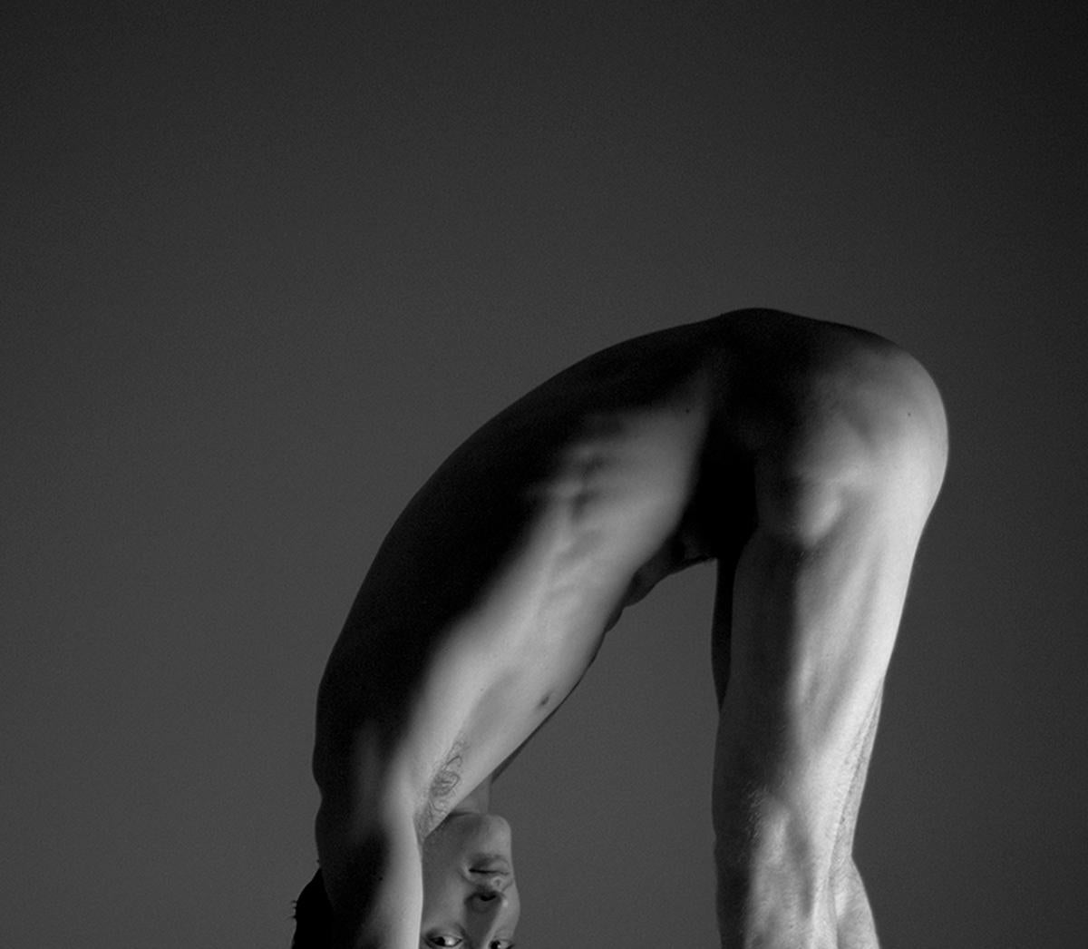 Bailarin I. Der Bailarín, Serie. Männlicher Nackttänzer. Schwarz-Weiß-Fotografie (Moderne), Photograph, von Ricky Cohete