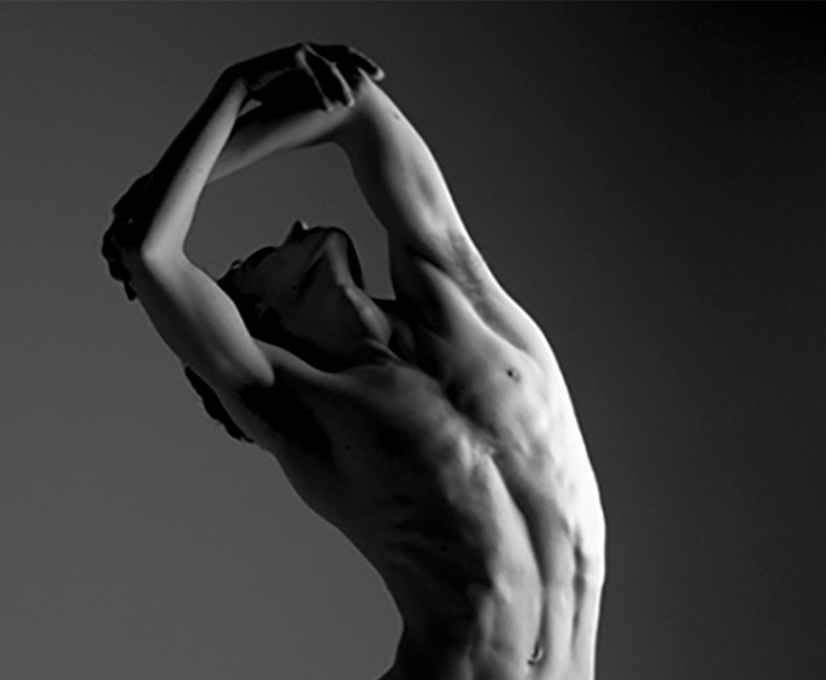 Bailarín II. Le Bailarín, série. Danseur nu masculin. Photographie en noir et blanc - Noir Black and White Photograph par Ricky Cohete