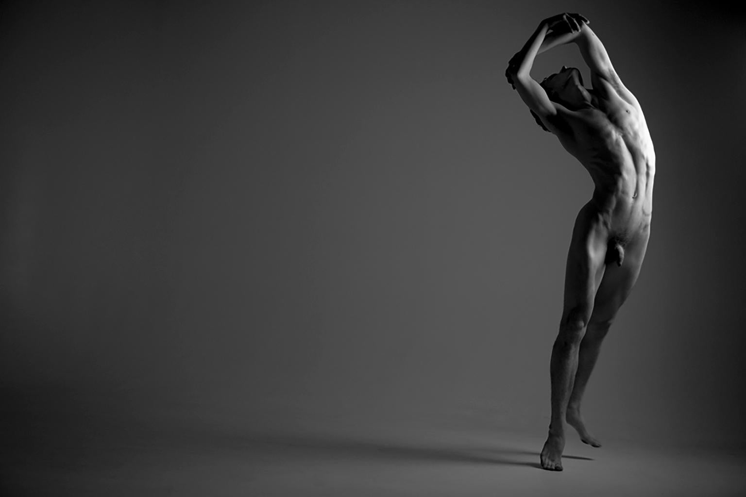 Ricky Cohete Black and White Photograph - Bailarín II. The Bailarín, series. Male Nude dancer. Black & White photograph