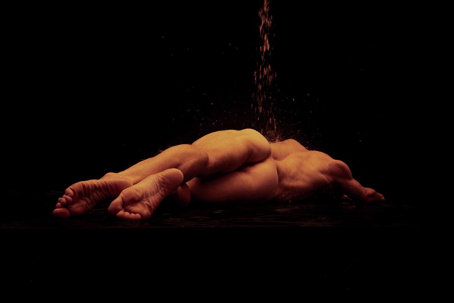 Nude Photograph Ricky Cohete - Bautizo. Momentum, série. Photographie couleur d'homme nu en édition limitée