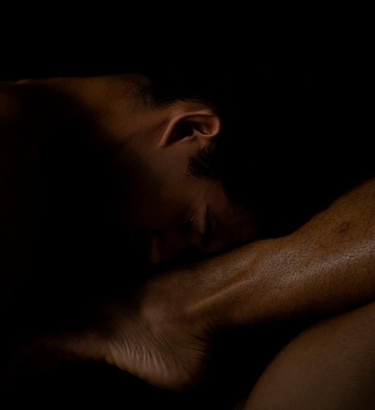 Geliebte. Nacktheit. Farbfotografie in limitierter Auflage – Photograph von Ricky Cohete