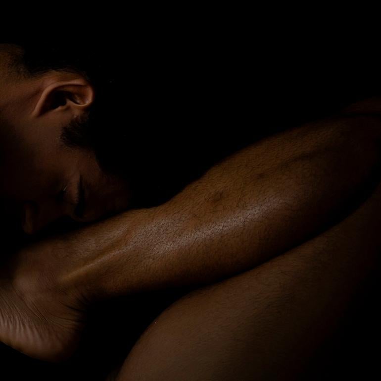 Geliebte. Nacktheit. Farbfotografie in limitierter Auflage (Schwarz), Color Photograph, von Ricky Cohete