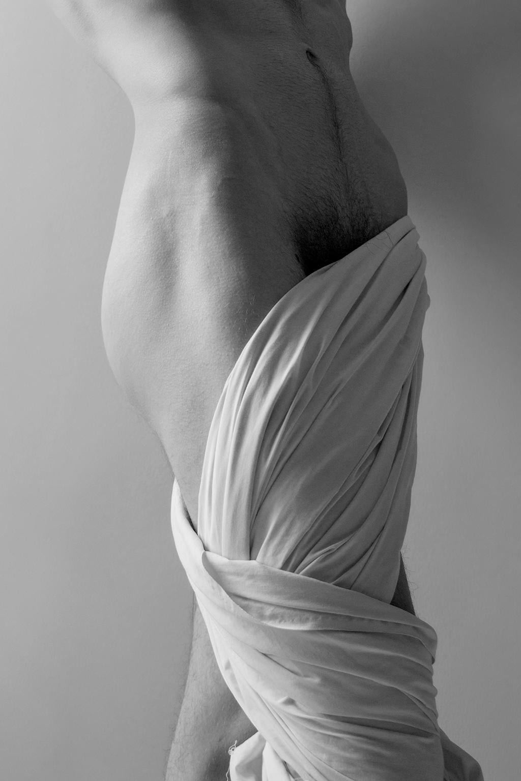 Corsage d'homme et homme en tunique. De la série Blanco - Noir et Blanc - Gris Nude Photograph par Ricky Cohete