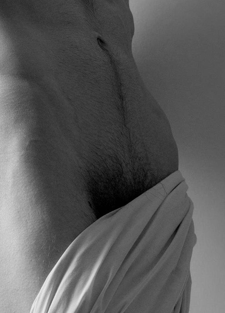 Corsage d'homme et homme en tunique, diptyque
De la série Blanco - Noir et Blanc
Taille totale :  36 po H x 48 po L.
Taille individuelle : 36 in H x 24 in W.
Edition de 10
Non encadré

Pour cette série de photographies en noir et blanc, il a utilisé