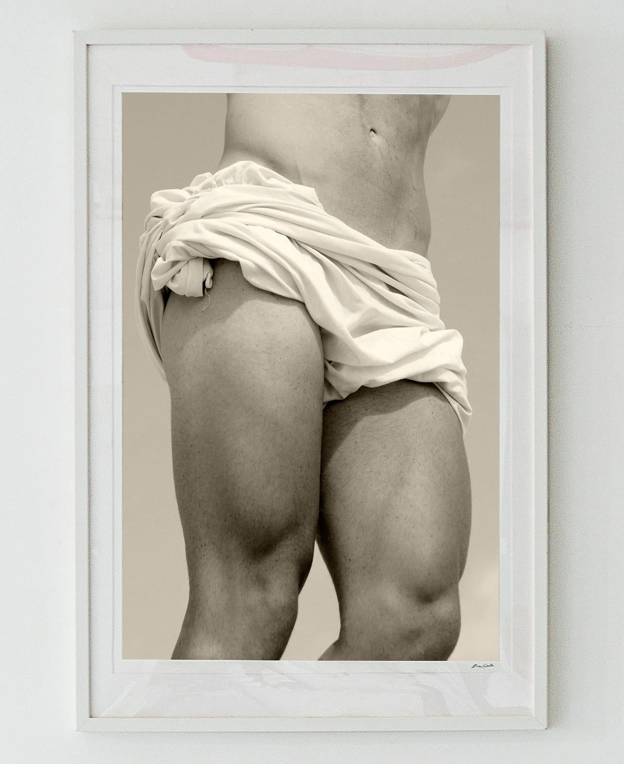 Ricky Cohete Color Photograph – Mieder eines Mannes. Sepia Fotografie in limitierter Auflage
