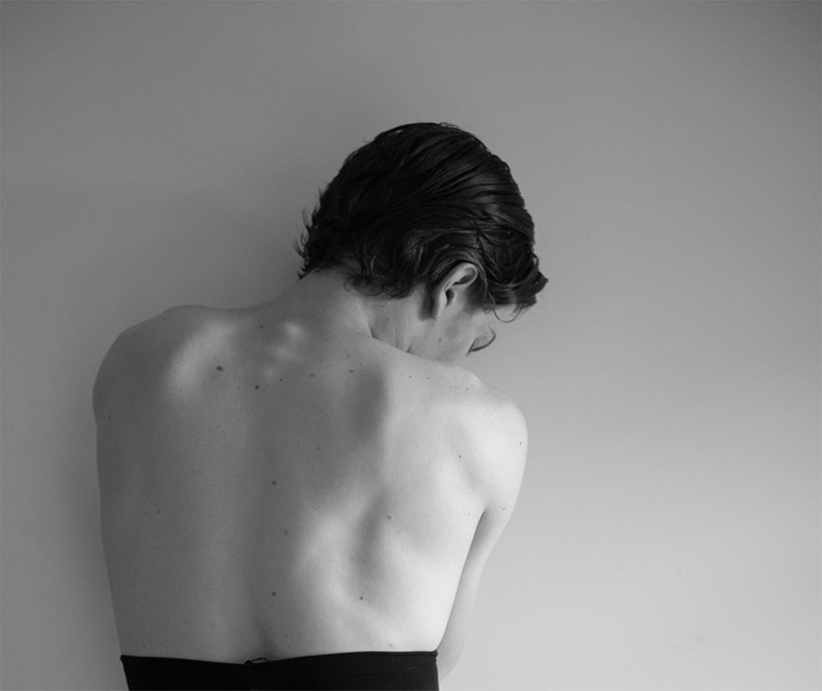 Junge. Schwarz-Weiß-Fotografie in limitierter Auflage – Photograph von Ricky Cohete
