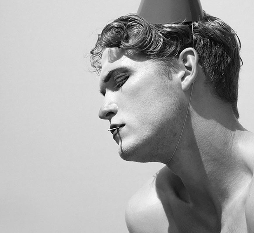 Buﬀo. De la série Leather ands Skin - Moderne Photograph par Ricky Cohete