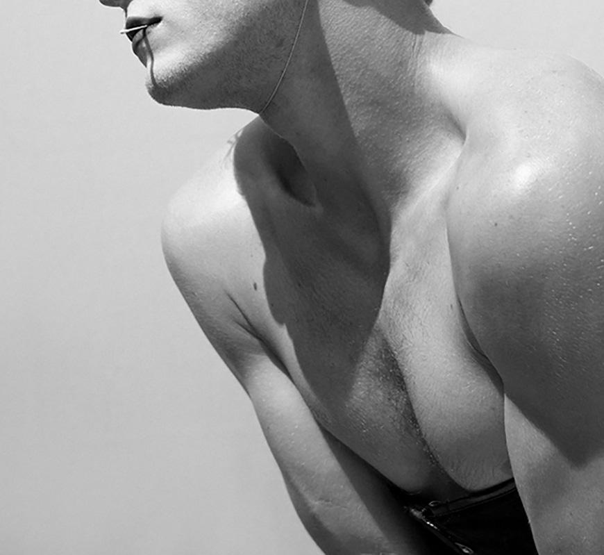 Buﬀo. De la série Leather ands Skin - Gris Portrait Photograph par Ricky Cohete