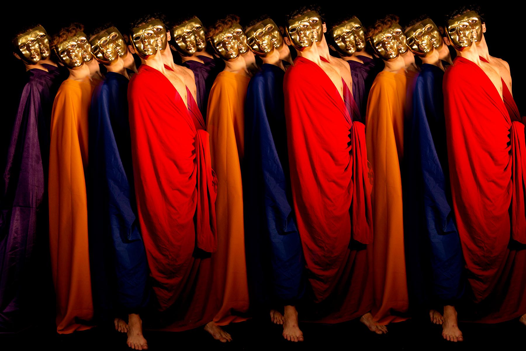 Ricky Cohete Figurative Photograph – Caballeros de Oro. Die Serie danza de las naranjas. Figurative Farbfotografie