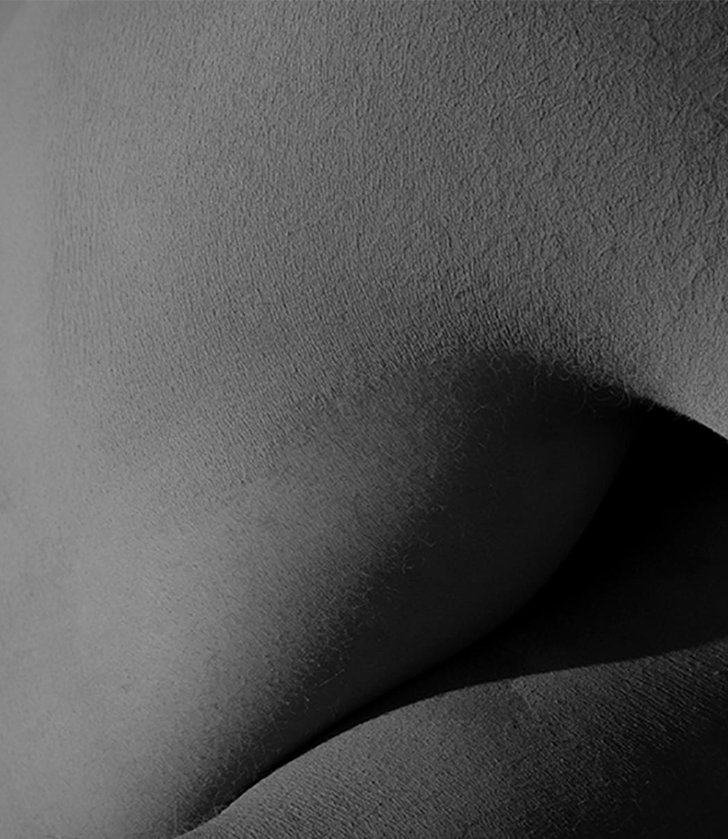 Cerro. Aus der Serie Cerros.  Nacktheit. S/W-Fotografie in limitierter Auflage – Photograph von Ricky Cohete