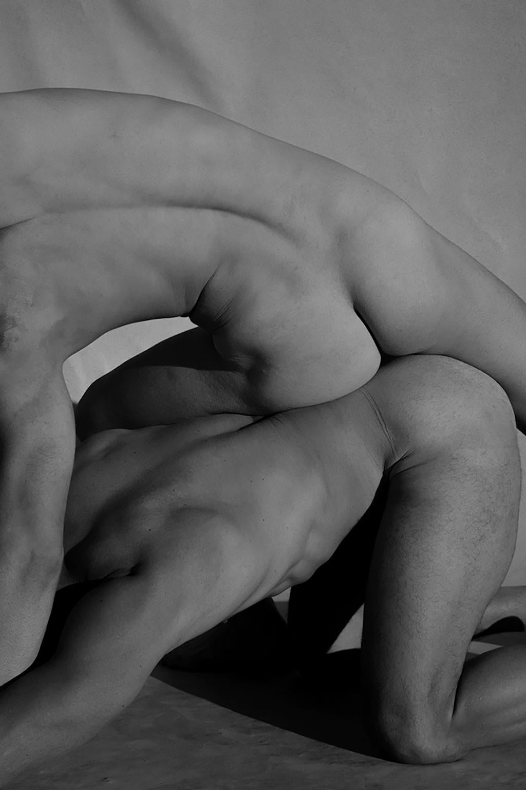 Ricky Cohete Nude Photograph – Cerro II. Serie Cerros. Male Nudes Schwarz-Weiß Fotografie in limitierter Auflage