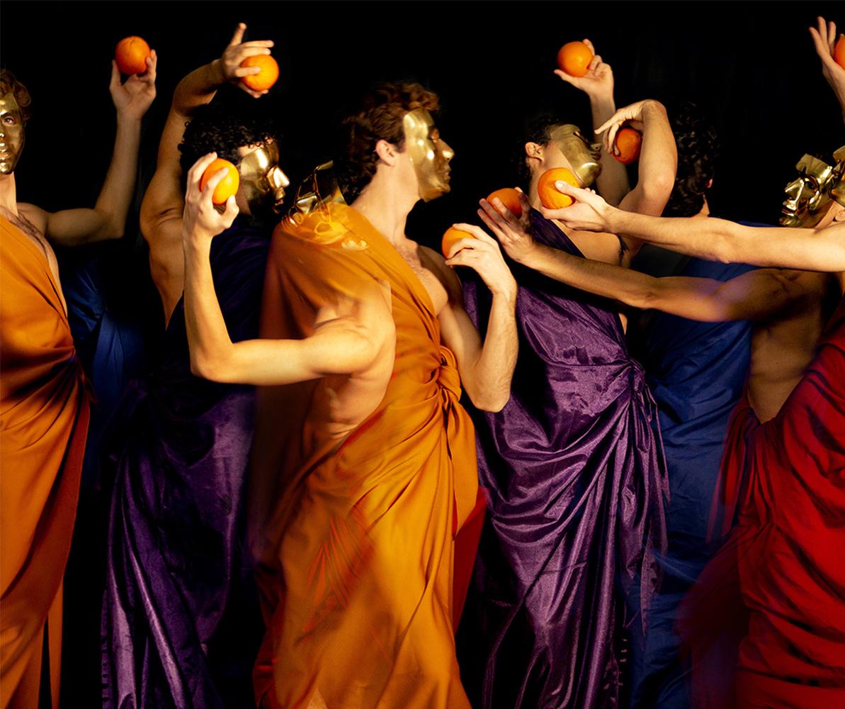 Cuatro. De la série danza de las naranjas. Photographie figurative en couleur - Noir Color Photograph par Ricky Cohete