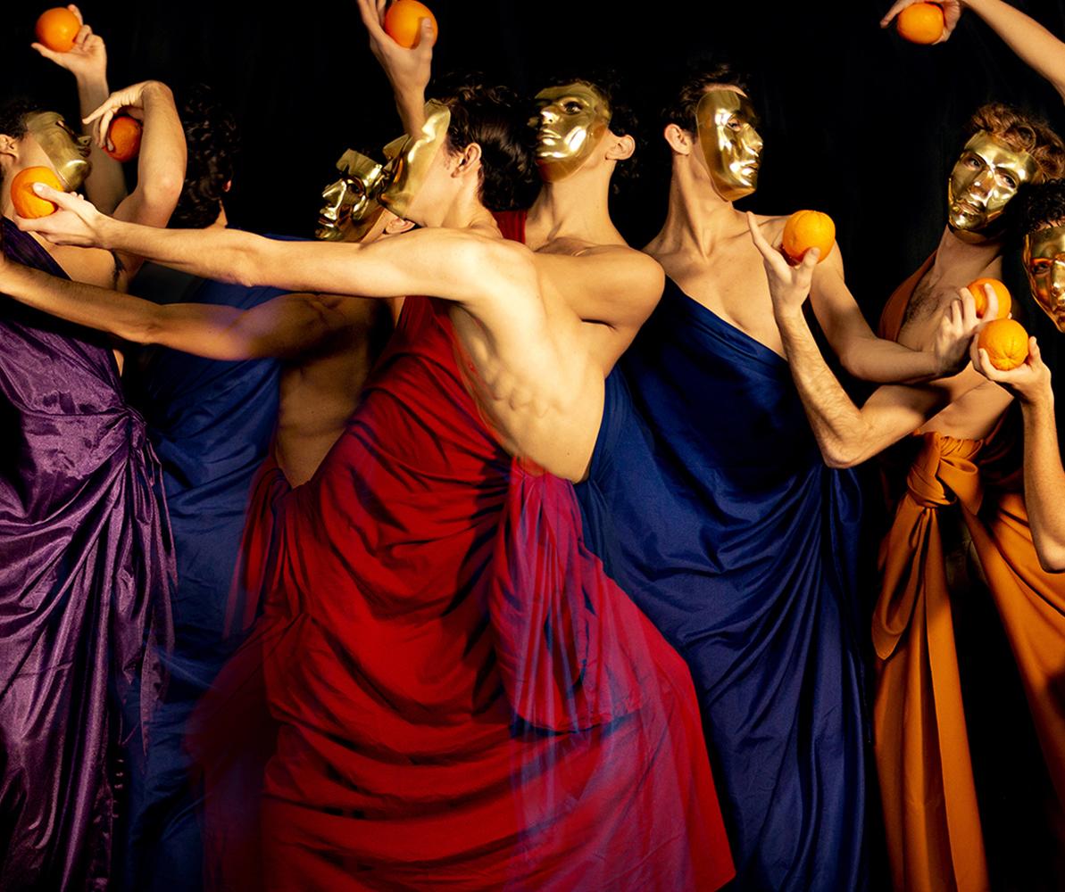 Cuatro. Aus der Serie danza de las naranjas. Figurative Farbfotografie (Zeitgenössisch), Photograph, von Ricky Cohete