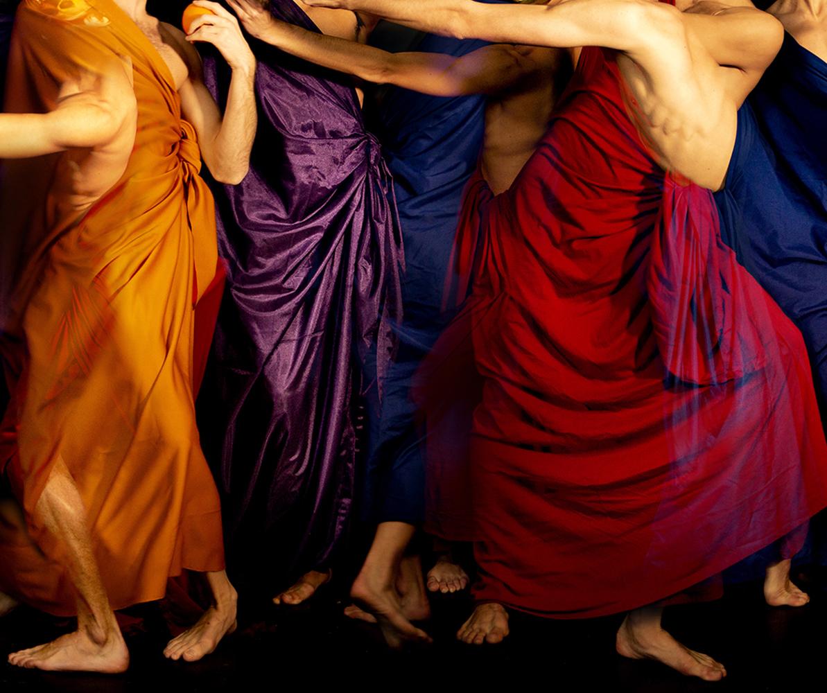 Cuatro. Aus der Serie danza de las naranjas. Figurative Farbfotografie (Schwarz), Color Photograph, von Ricky Cohete