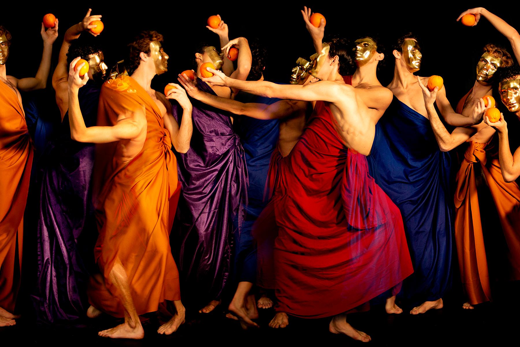 Color Photograph Ricky Cohete - Cuatro. De la série danza de las naranjas. Photographie figurative en couleur