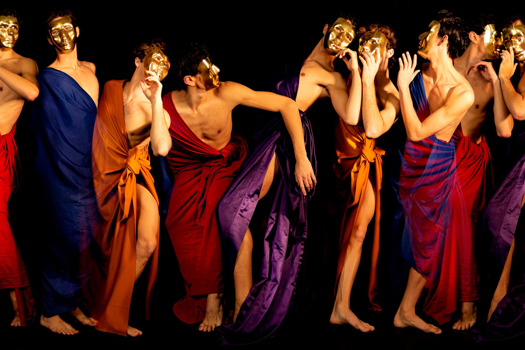 Figurative Photograph Ricky Cohete - El mensaje. De la série danza de las naranjas. Photographie de couleur figurative