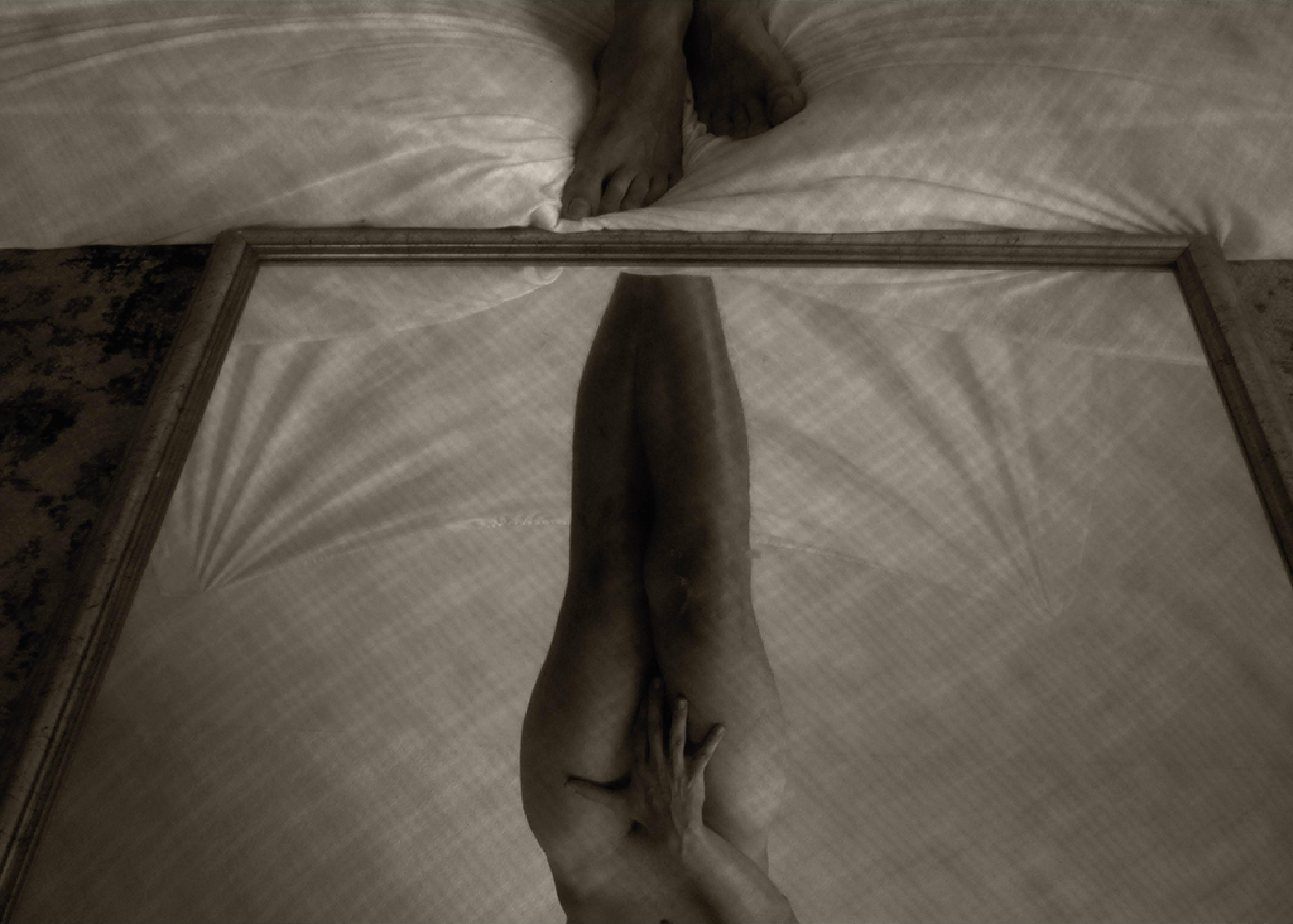 Elio, Uno. Nu masculin. Photographie en noir et blanc en édition limitée - Noir Figurative Photograph par Ricky Cohete