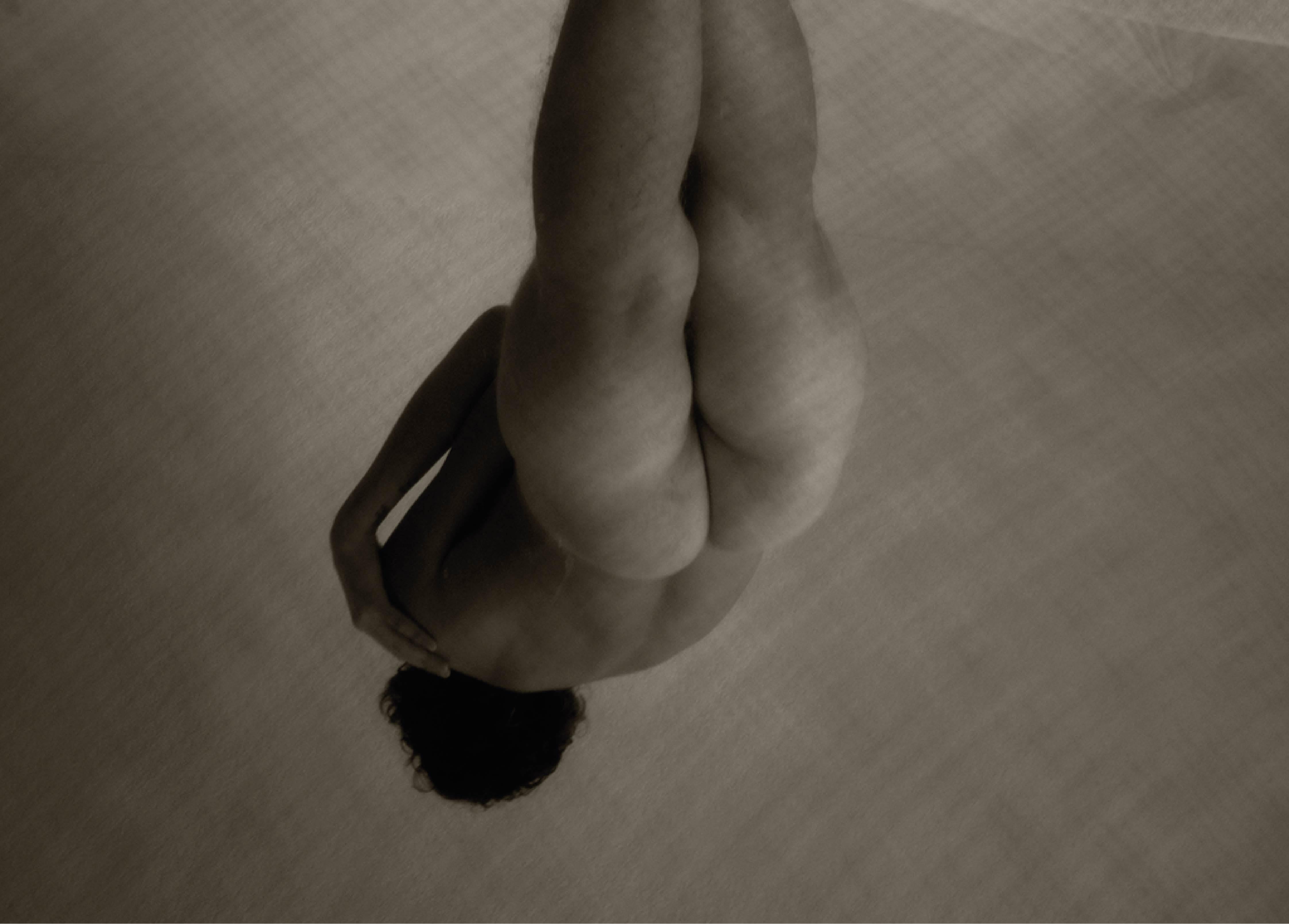 Elio, 2. männlicher Akt. Sepia Fotografie in limitierter Auflage (Schwarz), Color Photograph, von Ricky Cohete