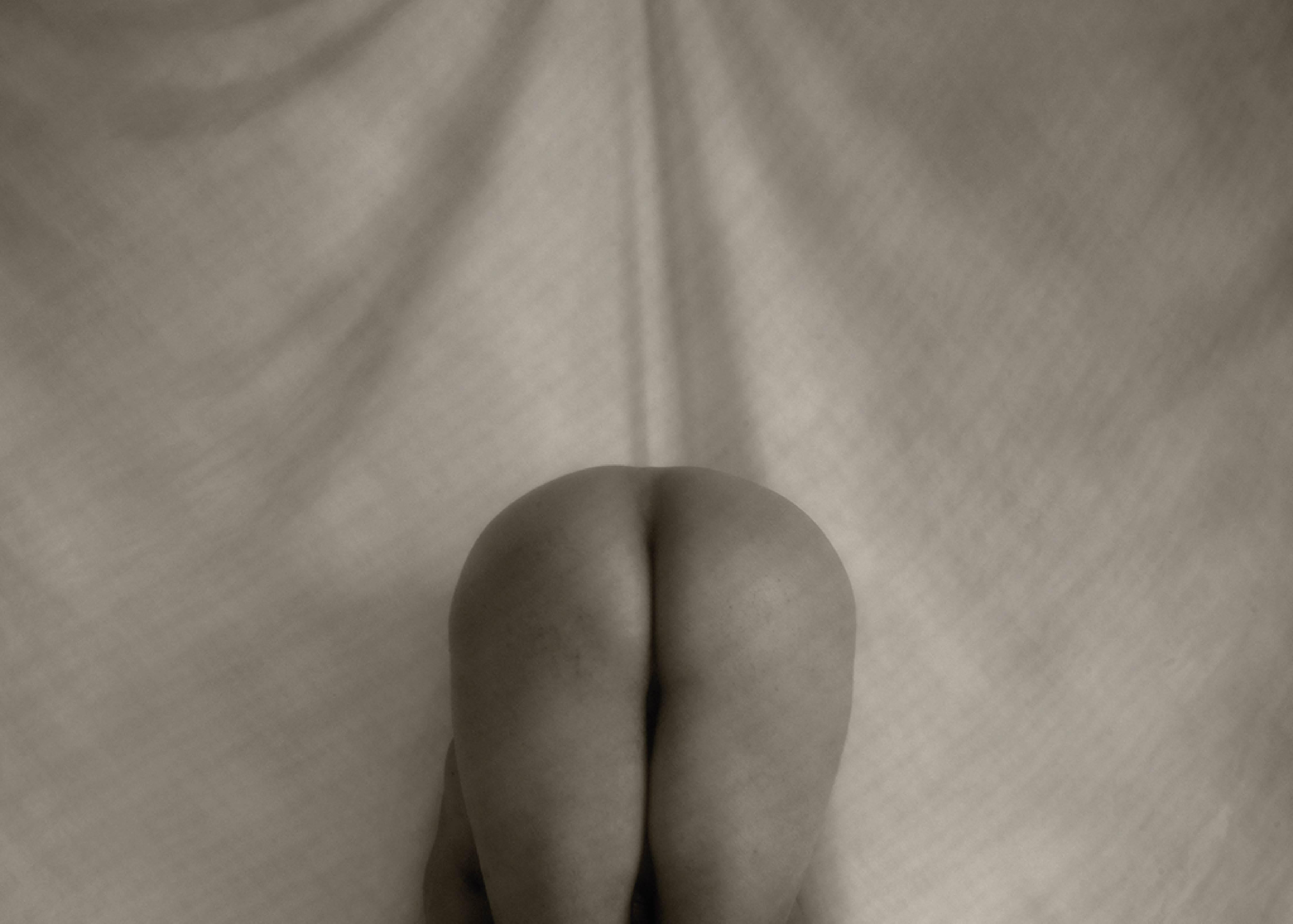 Sans titre. Nu masculin. Photographie Sepia en édition limitée - Gris Nude Photograph par Ricky Cohete
