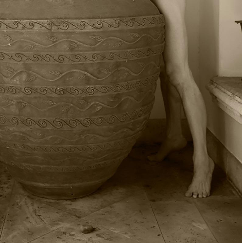Encuentro. De la serie Blanco - Sepia - Nude Photograph Marrón de Ricky Cohete