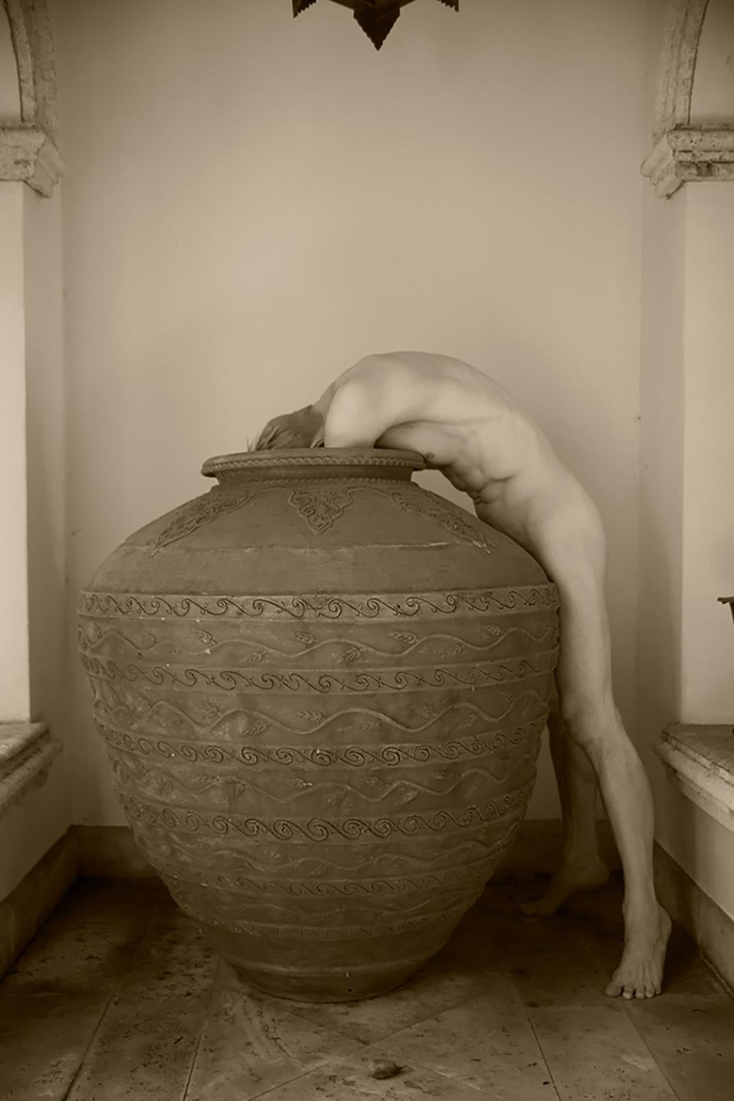 Nude Photograph de Ricky Cohete - Encuentro. De la serie Blanco - Sepia
