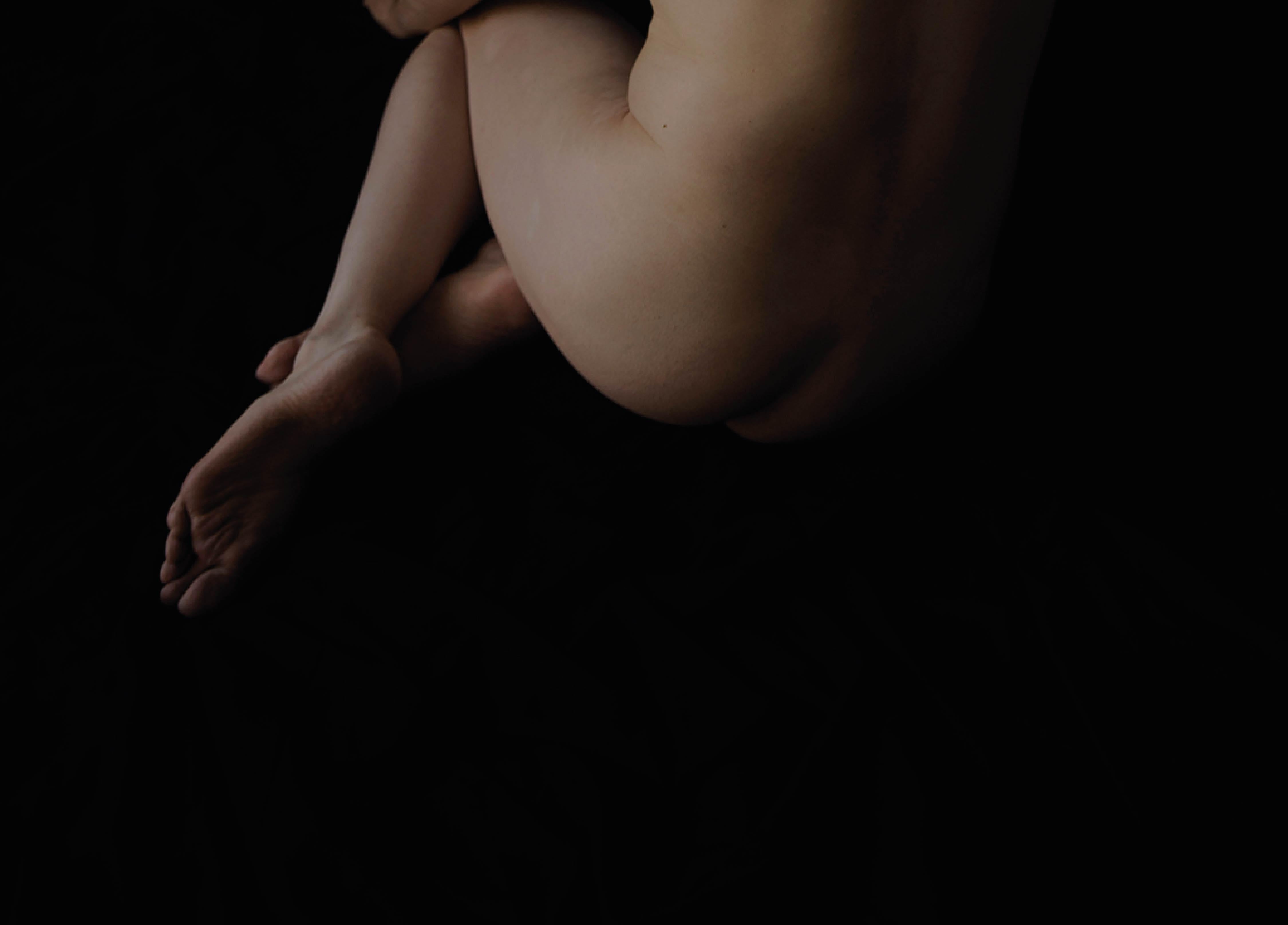Espina. Provenant de la série Viva. Photographie de nu masculin en couleur - Noir Color Photograph par Ricky Cohete