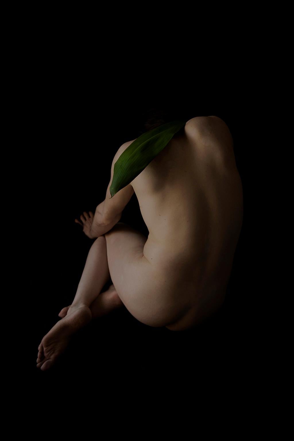 Color Photograph Ricky Cohete - Espina. Provenant de la série Viva. Photographie de nu masculin en couleur
