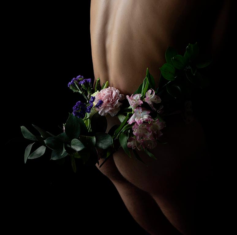 Flora.  Nackt. Farbfotografie in limitierter Auflage (Schwarz), Nude Photograph, von Ricky Cohete