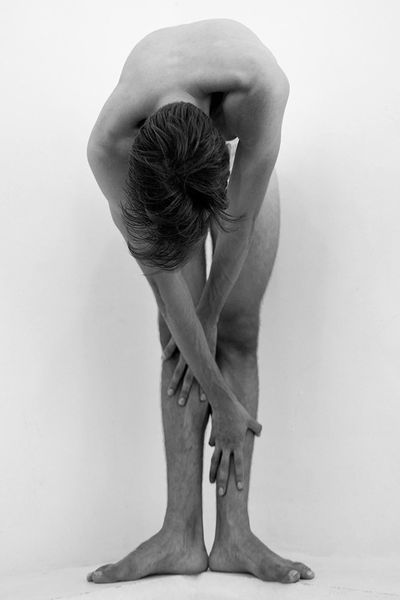 Folding Man, One. Motion Series. Männlicher Akt. Schwarz-Weiß-Fotografie – Photograph von Ricky Cohete