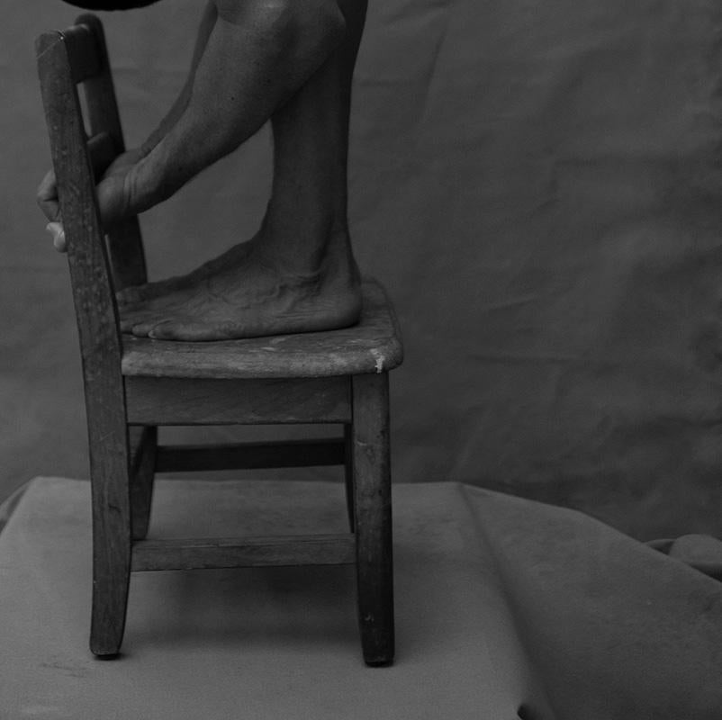 Hombre und Silla. Aus der Nostalgischen Serie (Schwarz), Nude Photograph, von Ricky Cohete