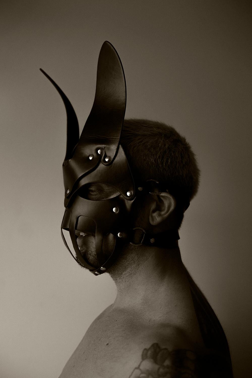 Figurative Photograph de Ricky Cohete - Hombre con máscara de pestañas. Fotografía sepia de edición limitada