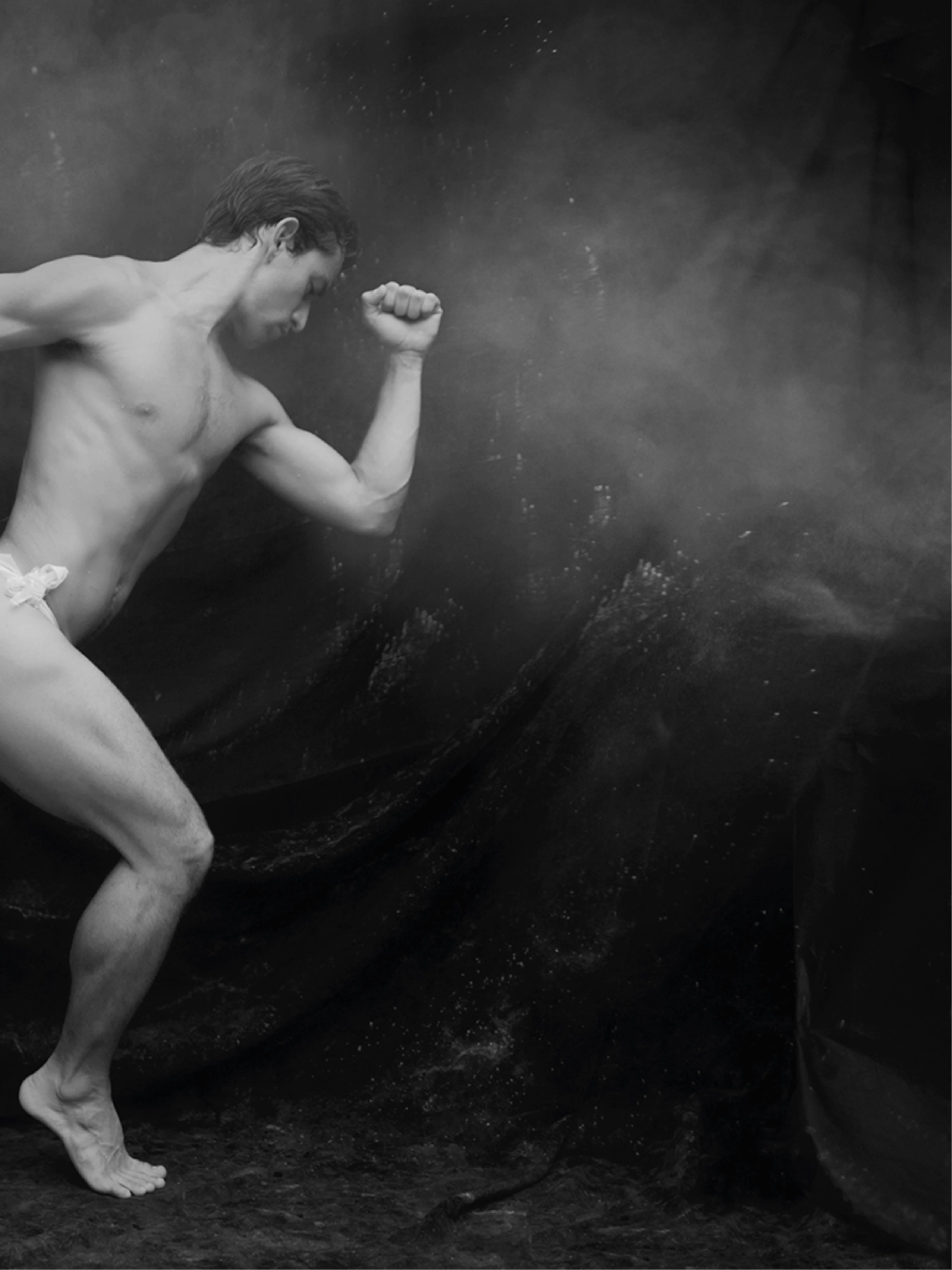 Hombre en movimiento 1.  Acto Dos, serie. Desnudo masculino. Fotografía en blanco y negro - Nude Photograph Negro de Ricky Cohete