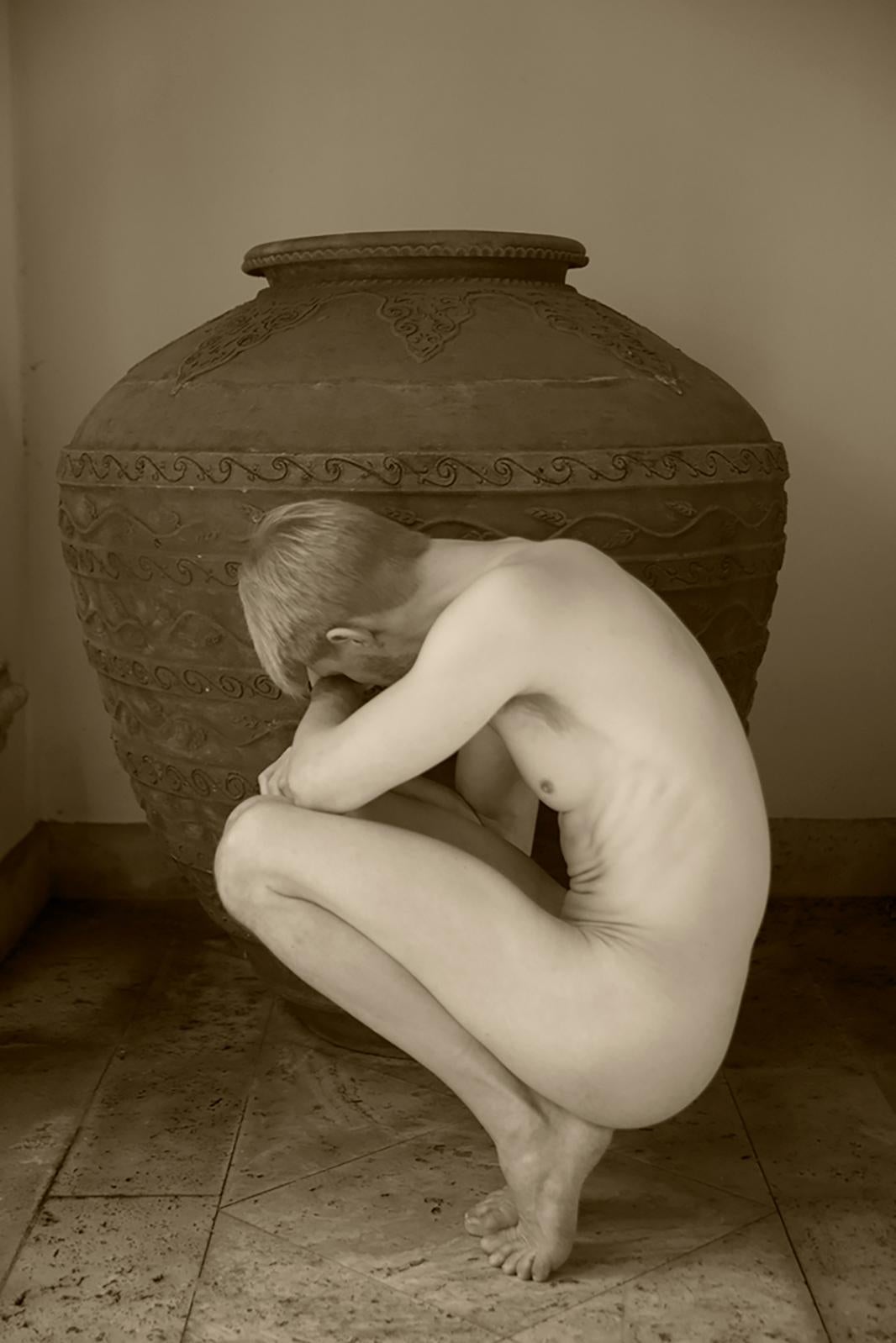 Figurative Photograph de Ricky Cohete - Instinto. De la serie Blanco - Sepia